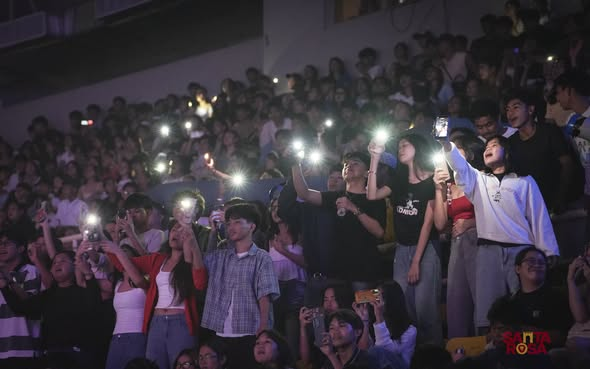 santarosacity's tweet photo. TINGNAN | Balikan natin ang masaya at makulay na pagdiriwang ng ika-22 Cityhood Anniversary ng Lungsod ng Santa Rosa!

Naging tunay na makulay at puno ng enerhiya ang Cityhood Concert sa mga kahanga-hangang pagtatanghal nina Clyde Martin, BGYO, Beks Batallion, at December Avenue, na nagbigay ng walang kapantay na saya at musika sa libu-libong Rosense na nakiisa sa pagdiriwang.

📹: CIO Ramil 

#SerbisyongMakataoLungsodNaMakabago
#TatakArcillasSerbisyongWagas
#CityofSantaRosaLaguna
#HelloSantaRosa
#SantaRosaTheLionCity🦁