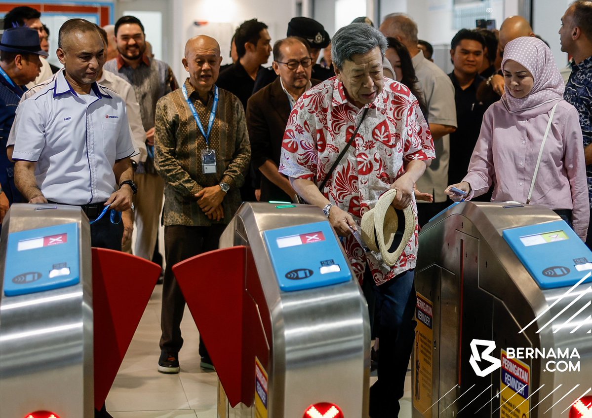 bernamadotcom's tweet photo. #ShahAlam Selepas lebih sedekad mencetuskan cadangan pembinaan pengangkutan rel baharu di Shah Alam, Sultan Selangor Sultan Sharafuddin Idris Shah hari ini berkenan menaiki sendiri Transit Aliran Ringan 3 (LRT3) Laluan Shah Alam, yang kini menjadi antara nadi baharu pengangkutan awam di Selangor.

Segalanya bermula apabila baginda menerima pelbagai surat dan keluhan daripada rakyat mengenai kesesakan lalu lintas, khususnya di laluan Klang, Shah Alam dan Kuala Lumpur, sehingga mencetuskan idea pembinaan laluan baharu itu. 

Justeru, keberangkatan Sultan Sharafuddin merasai sendiri perjalanan menaiki LRT3 hari ini menjadi detik bermakna apabila buah fikiran baginda yang tercetus daripada suara rakyat akhirnya direalisasikan dan membawa manfaat kepada ribuan pengguna setiap hari.

Dalam lawatan itu, baginda yang tiba pada 10.30 pagi diiringi Tengku Permaisuri Selangor Tengku Permaisuri Norashikin dan Raja Muda Selangor Tengku Amir Shah berkenan menaiki gerabak khas dari Stesen Bandar Utama ke Stesen Johan Setia dalam perjalanan yang mengambil masa kira-kira sejam dan melalui 20 stesen.  

📸fotoBERNAMA 

#BernamaNews