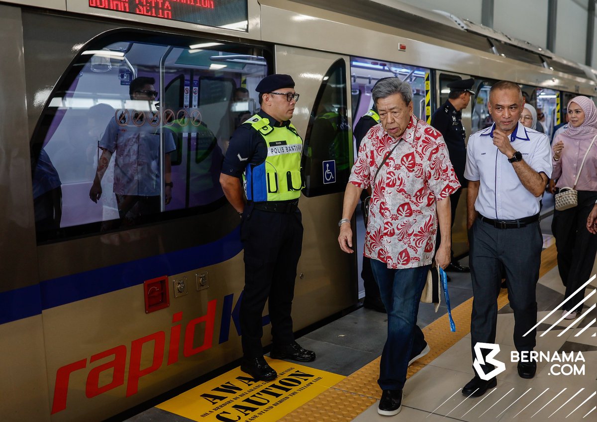 bernamadotcom's tweet photo. #ShahAlam Selepas lebih sedekad mencetuskan cadangan pembinaan pengangkutan rel baharu di Shah Alam, Sultan Selangor Sultan Sharafuddin Idris Shah hari ini berkenan menaiki sendiri Transit Aliran Ringan 3 (LRT3) Laluan Shah Alam, yang kini menjadi antara nadi baharu pengangkutan awam di Selangor.

Segalanya bermula apabila baginda menerima pelbagai surat dan keluhan daripada rakyat mengenai kesesakan lalu lintas, khususnya di laluan Klang, Shah Alam dan Kuala Lumpur, sehingga mencetuskan idea pembinaan laluan baharu itu. 

Justeru, keberangkatan Sultan Sharafuddin merasai sendiri perjalanan menaiki LRT3 hari ini menjadi detik bermakna apabila buah fikiran baginda yang tercetus daripada suara rakyat akhirnya direalisasikan dan membawa manfaat kepada ribuan pengguna setiap hari.

Dalam lawatan itu, baginda yang tiba pada 10.30 pagi diiringi Tengku Permaisuri Selangor Tengku Permaisuri Norashikin dan Raja Muda Selangor Tengku Amir Shah berkenan menaiki gerabak khas dari Stesen Bandar Utama ke Stesen Johan Setia dalam perjalanan yang mengambil masa kira-kira sejam dan melalui 20 stesen.  

📸fotoBERNAMA 

#BernamaNews