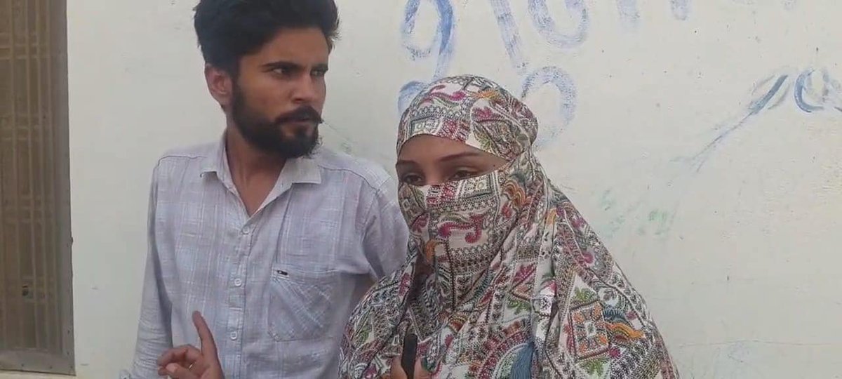 gharkekalesh's tweet photo. Extra-Marital affair Kalesh

 (Rewa, MP: Wife chases husband 70km, catches him in hotel with another woman after July 2025 court marriage. Heated confrontation goes viral; husband wants divorce, second woman claims she didn’t know. Police investigating)
 https://t.co/J0uz7QqwnT