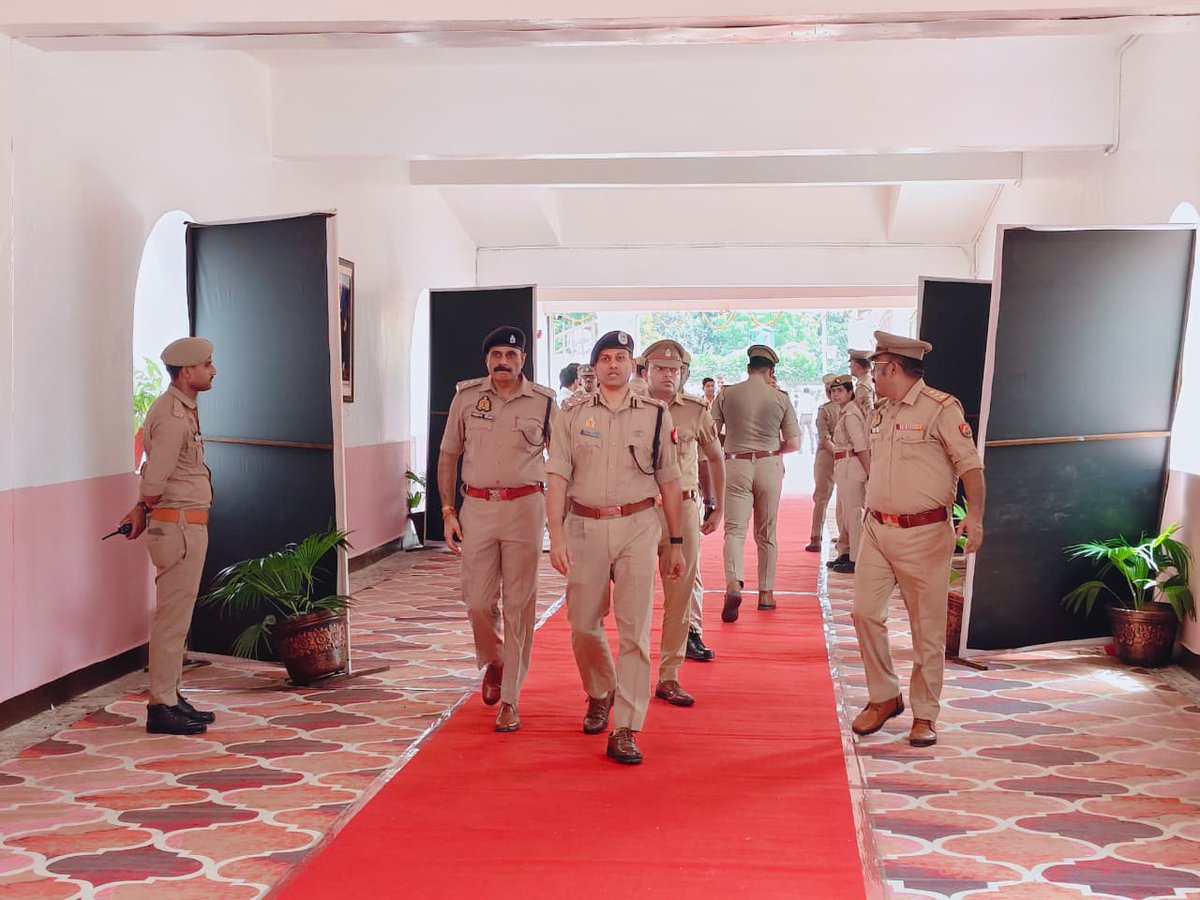 lkopolice's tweet photo. .@LkoCp के निर्देशन में@LoJcp द्वारा दिं-13.07 2026 को किंग जॉर्ज चिकित्सा विश्वविद्यालय में आयोजित दीक्षांत समारोह  के दृष्टिगत सुरक्षा व्यवस्था एवं कानून-व्यवस्था को सुदृढ़ बनाए रखने हेतु  द्वारा समारोह स्थल पर नियुक्त समस्त पुलिस अधिकारियों एवं कर्मचारियों की ब्रीफिंग की गई। https://t.co/0CI4giaw9S