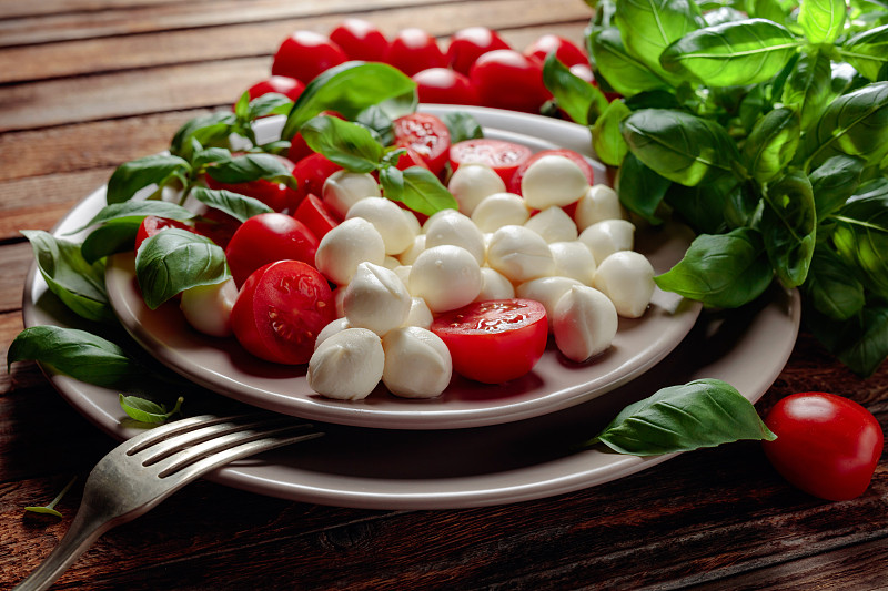 qwer0818_'s tweet photo. Fresh cherry tomatoes, basil leaves u0026 mozzarella balls on our grocery list today! Perfect Caprese salad ingredients for a quick weekend dinner https://t.co/LPkiInTgy8
