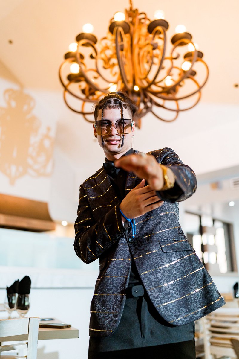 LerayMusik's tweet photo. ✨🏨 Cuando la elegancia, el estilo y la visión se unen... suceden cosas increíbles. 👑📸 #AngelosTuxedos #Leray https://t.co/BSM3EUNBnK