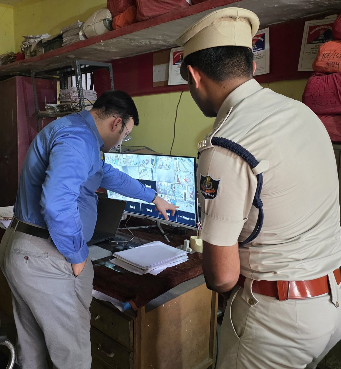 SP_Anugola's tweet photo. SP Anugola visited Handapa Police Station and reviewed key aspects of police functioning. He interacted with personnel of all ranks and assessed law & order, investigation, and public service delivery.
Emphasizing professionalism, accountability, and prompt grievance redressal, he urged all personnel to remain committed to transparent and citizen-centric policing.

ଏସ୍ପି ଅନୁଗୋଳ ହଣ୍ଡପା ପୋଲିସ ଷ୍ଟେସନ ପରିଦର୍ଶନ କରି ପୋଲିସ କାର୍ଯ୍ୟକାରିତାର ପ୍ରମୁଖ ଦିଗଗୁଡ଼ିକର ସମୀକ୍ଷା କରିଥିଲେ। ସେ ସମସ୍ତ ପଦାଧିକାରୀଙ୍କ ସହ ଆଲୋଚନା କରିଥିଲେ ଏବଂ ଆଇନ ଶୃଙ୍ଖଳା, ତଦନ୍ତ ଏବଂ ସାଧାରଣ ସେବା ପ୍ରଦାନର ମୂଲ୍ୟାଙ୍କନ କରିଥିଲେ। ବୃତ୍ତିଗତତା, ଉତ୍ତରଦାୟିତ୍ୱ ଏବଂ ତୁରନ୍ତ ଅଭିଯୋଗ ସମାଧାନ ଉପରେ ଗୁରୁତ୍ୱାରୋପ କରି, ସେ ସମସ୍ତ କର୍ମଚାରୀଙ୍କୁ ସ୍ୱଚ୍ଛ ଏବଂ ନାଗରିକ-କୈନ୍ଦ୍ରିକ ପୋଲିସିଂ ପ୍ରତି ପ୍ରତିବଦ୍ଧ ରହିବାକୁ ଅନୁରୋଧ କରିଥିଲେ।

#AnugolaPolice #HandapaPolice
@odisha_police @DGPOdisha @homeodisha