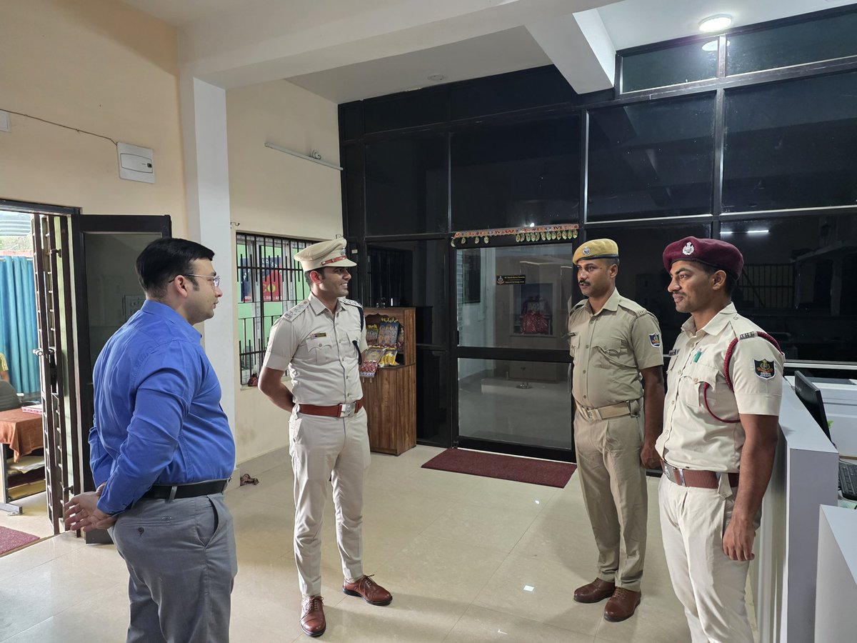SP_Anugola's tweet photo. SP Anugola visited Handapa Police Station and reviewed key aspects of police functioning. He interacted with personnel of all ranks and assessed law & order, investigation, and public service delivery.
Emphasizing professionalism, accountability, and prompt grievance redressal, he urged all personnel to remain committed to transparent and citizen-centric policing.

ଏସ୍ପି ଅନୁଗୋଳ ହଣ୍ଡପା ପୋଲିସ ଷ୍ଟେସନ ପରିଦର୍ଶନ କରି ପୋଲିସ କାର୍ଯ୍ୟକାରିତାର ପ୍ରମୁଖ ଦିଗଗୁଡ଼ିକର ସମୀକ୍ଷା କରିଥିଲେ। ସେ ସମସ୍ତ ପଦାଧିକାରୀଙ୍କ ସହ ଆଲୋଚନା କରିଥିଲେ ଏବଂ ଆଇନ ଶୃଙ୍ଖଳା, ତଦନ୍ତ ଏବଂ ସାଧାରଣ ସେବା ପ୍ରଦାନର ମୂଲ୍ୟାଙ୍କନ କରିଥିଲେ। ବୃତ୍ତିଗତତା, ଉତ୍ତରଦାୟିତ୍ୱ ଏବଂ ତୁରନ୍ତ ଅଭିଯୋଗ ସମାଧାନ ଉପରେ ଗୁରୁତ୍ୱାରୋପ କରି, ସେ ସମସ୍ତ କର୍ମଚାରୀଙ୍କୁ ସ୍ୱଚ୍ଛ ଏବଂ ନାଗରିକ-କୈନ୍ଦ୍ରିକ ପୋଲିସିଂ ପ୍ରତି ପ୍ରତିବଦ୍ଧ ରହିବାକୁ ଅନୁରୋଧ କରିଥିଲେ।

#AnugolaPolice #HandapaPolice
@odisha_police @DGPOdisha @homeodisha