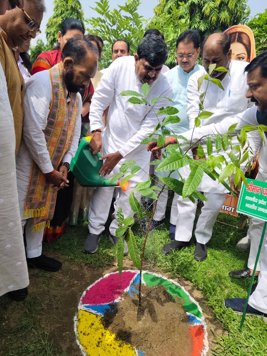 idharampalsingh's tweet photo. आज बरेली सर्किट हाउस में एक पेड़ माँ के नाम अभियान के निमित्त वृक्षारोपण किया। https://t.co/w2UbyT7BBa