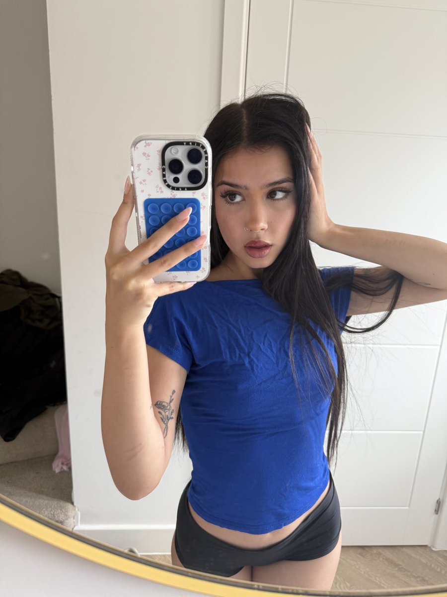 MystttAnna's tweet photo. sooooo do you want to flirt with me and make out? 😉 https://t.co/skM9ZT2s67