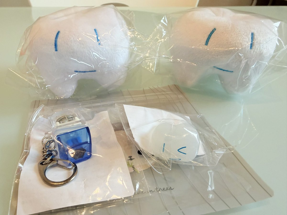 lichan_723's tweet photo. A o に行けなかった私のために
セレクトさん（@Ado_serecto ）が
はちゃんぬいを代行してくれました😭💙ガチャまで譲ってもらって…さっき届いたらまさかのサプライズでこんな嬉しいことあっていいんですか！？😭💙💙
ほんと幸せ者です🥲💙💙
いつか恩返しします🥰！！
大切に…大事にします🥳🫶🏻 https://t.co/VibDMWNj74