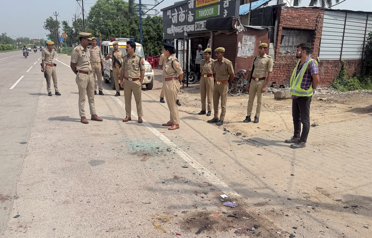 kanpurnagarpol's tweet photo. दिनांक 13.07.2026 को थाना महाराजपुर क्षेत्रांतर्गत नेशनल हाईवे पर स्कॉर्पियो वाहन की सड़क दुर्घटना की सूचना प्राप्त हुई। सूचना मिलते ही पुलिस तत्काल घटनास्थल पर पहुँची और राहत एवं बचाव कार्य कर सभी घायलों को उपचार हेतु हैलेट अस्पताल भेजा गया।
इस दुर्घटना में अब तक कुल 03 व्यक्तियों की मृत्यु हुई है, जिनमें 01 वयस्क एवं 02 बच्चे हैं, जबकि 09 अन्य व्यक्ति घायल हुए हैं। घायलों की स्थिति वर्तमान में सामान्य एवं खतरे से बाहर है तथा उनका समुचित उपचार कराया जा रहा है। मृतकों एवं घायलों के परिजनों को घटना की सूचना दे दी गई है।
प्रथम दृष्टया घायलों से प्राप्त जानकारी के अनुसार, सभी लोग हरियाणा से बिहार जा रहे थे। रात्रि के समय हाईवे पर एक ट्रक को ओवरटेक करने के दौरान स्कॉर्पियो वाहन आगे चल रहे ट्रक से टकरा गया, जिससे यह दुर्घटना हुई।
पुलिस द्वारा घटनास्थल का निरीक्षण किया गया है तथा दुर्घटना के सभी तथ्यों की जांच की जा रही है। इस संबंध में अभियोग पंजीकृत कर विधिक कार्रवाई प्रचलित है।
बाइट – अपर पुलिस आयुक्त, कानून एवं व्यवस्था, डॉ. विपिन ताडा
@Uppolice @dcpekanpur
