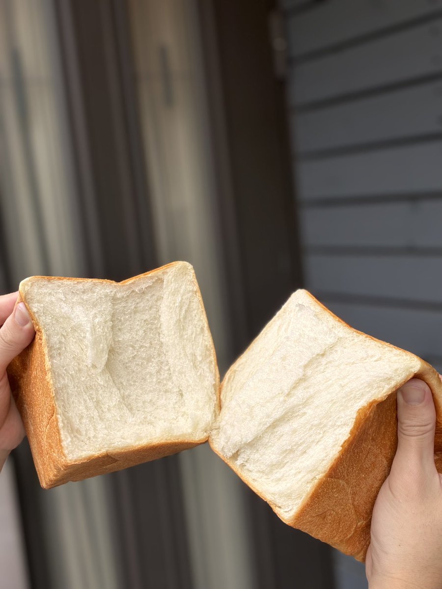 arc_bakery's tweet photo. カナダ産小麦×サワー種で仕上げた、もっちり食感が自慢の食パンです。

耳まで美味しいと評判の味を、毎日の朝食にぜひ！
そのままでもトーストでも絶品です。

#食パン #食事パン https://t.co/mPcsPAdMN1