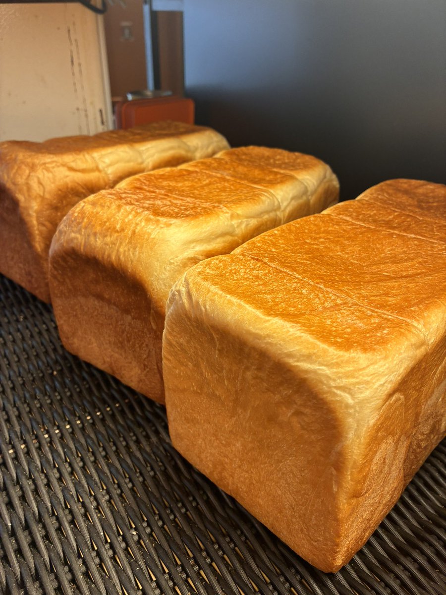 arc_bakery's tweet photo. カナダ産小麦×サワー種で仕上げた、もっちり食感が自慢の食パンです。

耳まで美味しいと評判の味を、毎日の朝食にぜひ！
そのままでもトーストでも絶品です。

#食パン #食事パン https://t.co/mPcsPAdMN1