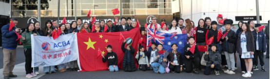 ChineseCon_Mel's tweet photo. Chinese Consulate General in Melbourne
cheers on the China Women’s National Basketball Team

On the evening of 7 July and 9 July, Consul General FANG Xinwen, Deputy Consul General PEI Guichun, along with some of diplomats of the Consulate General, attended the warm-up match between the China Women’s National Basketball Team and the Australian Women’s National Basketball Team in Australia, joining overseas Chinese, Chinese students and Chinese basketball supporters in cheering on Team China.

Prior to the game, Consul General Fang visited the China Women’s National Basketball Team at its training base, where he extended his greetings to the delegation and held cordial discussions with Head of Delegation Chai Wensheng, Head Coach Gong Luming and other members of the team.