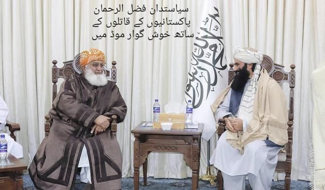dtnoorkhan's tweet photo. سیاست دان فضل الرحمان کی زہریلی بکواس پر میرا صبر سے جواب لیکن یہ میرا اسٹائل نہیں بہت صبر کر کے لکھا ہے کہ ان کی حامی خود سوچیں کہ انھوں نے کیا بکواس کی ہے

فوج پر تنقید ہر کسی کا حق ہو سکتا ہے  مگر اُن جوانوں کی قربانیوں کو محض "تنخواہ" تک محدود کرنا نہ صرف غیر ذمہ دارانہ بلکہ اُن خاندانوں کی توہین بھی ہے جنہوں نے اپنے پیارے وطن پر قربان کئے 

پاکستان کی مسلح افواج کے افسران اور جوان صرف روزگار کے لئے وردی نہیں پہنتے وہ ایک ایسا حلف اٹھاتے ہیں جس میں وطن کی سلامتی کو اپنی جان پر مقدم رکھا جاتا ہے تنخواہ ہر سرکاری ملازمت کا حصہ ہوتی ہے لیکن شہادت  ایثار  فرض شناسی اور وطن سے محبت کی کوئی قیمت نہیں لگائی جا سکتی

اختلافِ رائے اپنی جگہ مگر قومی اداروں اور اُن کے شہداء کی قربانیوں کا احترام ہر پاکستانی کی ذمہ داری ہے  الفاظ ایسے ہونے چاہییں جو قوم کو جوڑیں نہ کہ اُن لوگوں کی تضحیک کریں جو ہر موسم  ہر محاذ اور ہر خطرے میں ملک کی حفاظت کے لئے ڈٹے رہتے ہیں