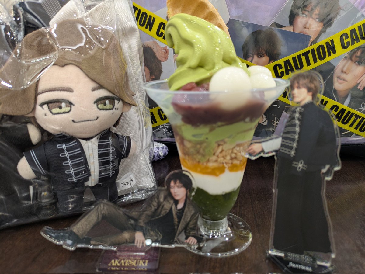 amane___0809's tweet photo. 甘い誘惑…甘味さえ可憐にエスコート🥰
(鞄は除菌シートでめちゃくちゃ拭きました✨✨)
＃七海ひろき ＃773AKATSUKI https://t.co/RzN6oIDCyt