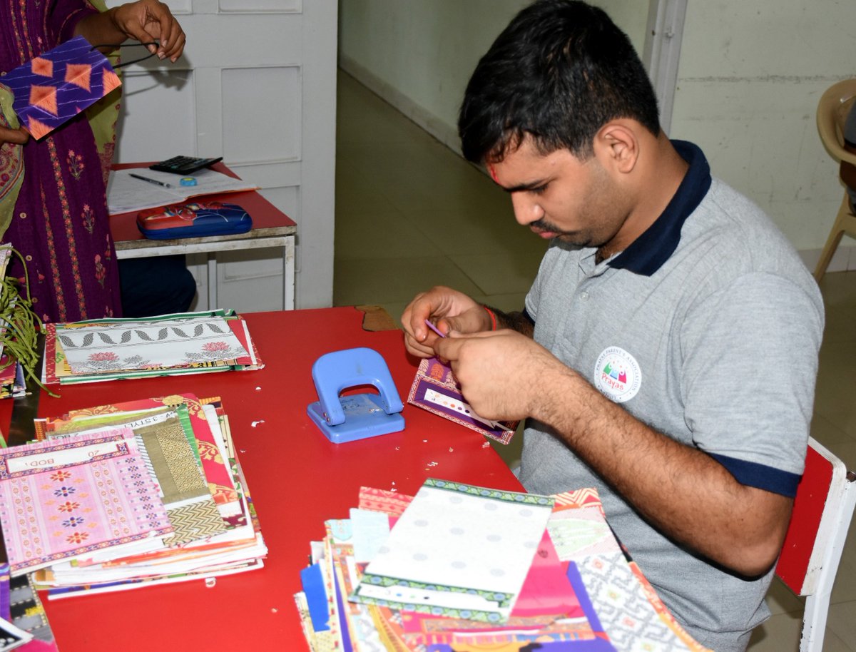 inforajkotgog's tweet photo. ૧૨ જુલાઈ #WorldPaperBagDay: રાજકોટની ‘પ્રયાસ’ સંસ્થાના દિવ્યાંગ બાળકો દ્વારા વેસ્ટ કાગળમાંથી પેપર બેગ નિર્માણ! 🌍
પ્લાસ્ટિક મુક્ત પર્યાવરણ અને દિવ્યાંગોના આત્મનિર્ભરતાના આ અનોખા પ્રયાસને સલામ. સ્નેહ અને તાલીમ મળે તો આ બાળકો પણ અશક્યને શક્ય કરી શકે છે. 🛍️✨
#Rajkot #PaperBagDay https://t.co/3MwtHBmkfS