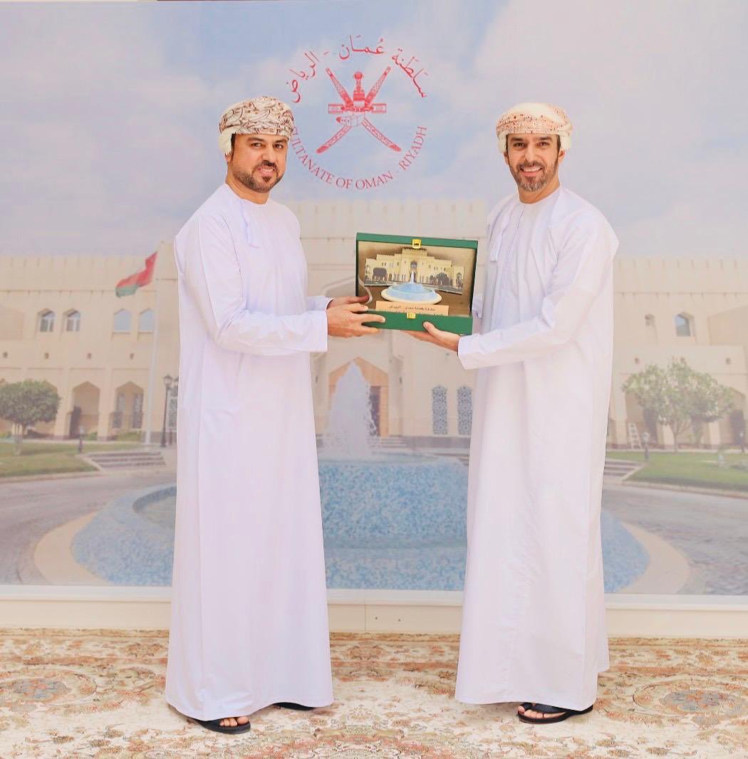 OmanEmbassyKSA's tweet photo. أقام سعادة السيد نجيب بن هلال البوسعيدي رئيس البعثة، وأعضاء البعثة الدبلوماسيين حفل تكريم لعدد من أعضاء البعثة وذلك بمناسبة انتهاء فترة عملهم في المملكة وهم:
- الوزير المفوض محمد البوسعيدي.
- الوزير المفوض الأيهم الغساني.
- المستشار بدر الزيدي.
- المستشار خالد الحوسني ..(يتبع) https://t.co/j03BLJ2D4j