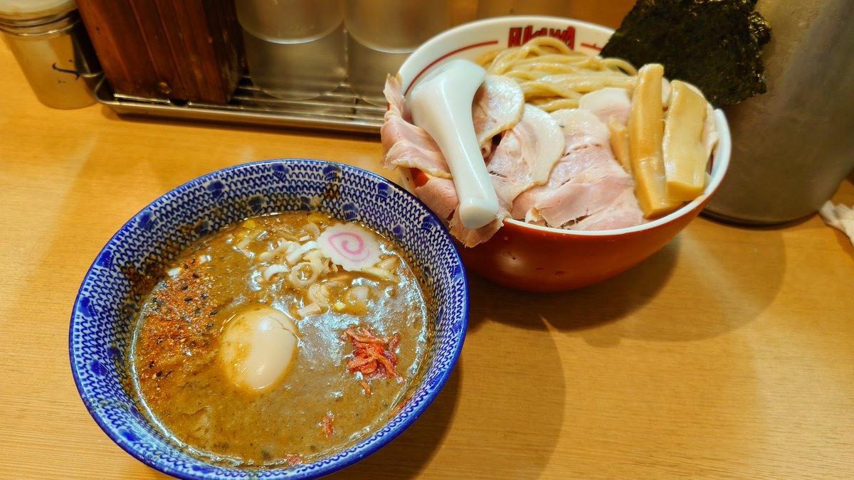 UG_Maru's tweet photo. 日曜で五ノ神が混んでたので新宿を半周しつつ流川へ。海老つけ麺うまし。全粒粉麺なら玄米と一緒で身体にいいって偉い先生が言ってた https://t.co/11G6FYlXCj