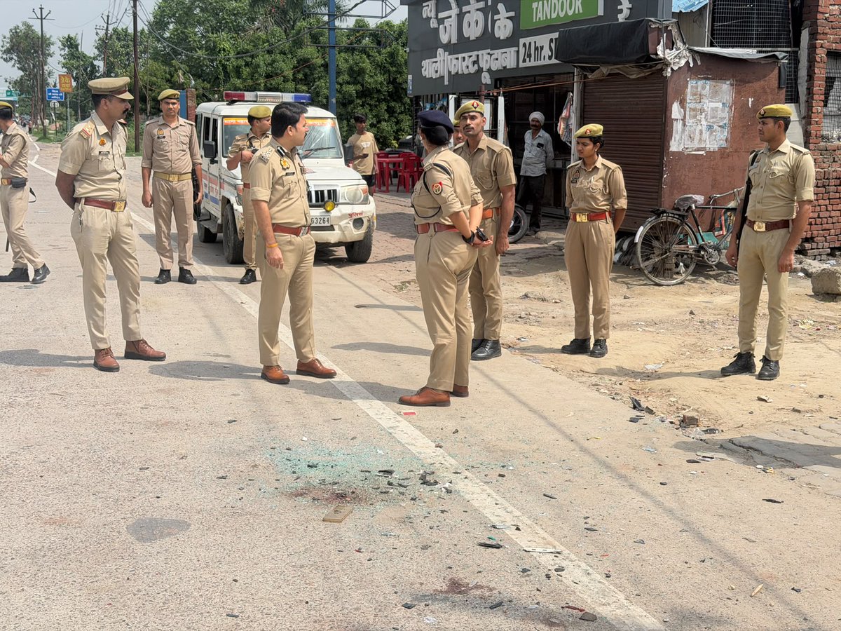 kanpurnagarpol's tweet photo. दिनांक 13.07.2026 को थाना महाराजपुर क्षेत्रांतर्गत नेशनल हाईवे पर स्कॉर्पियो वाहन की सड़क दुर्घटना की सूचना प्राप्त हुई। सूचना मिलते ही पुलिस तत्काल घटनास्थल पर पहुँची और राहत एवं बचाव कार्य कर सभी घायलों को उपचार हेतु हैलेट अस्पताल भेजा गया।
इस दुर्घटना में अब तक कुल 03 व्यक्तियों की मृत्यु हुई है, जिनमें 01 वयस्क एवं 02 बच्चे हैं, जबकि 09 अन्य व्यक्ति घायल हुए हैं। घायलों की स्थिति वर्तमान में सामान्य एवं खतरे से बाहर है तथा उनका समुचित उपचार कराया जा रहा है। मृतकों एवं घायलों के परिजनों को घटना की सूचना दे दी गई है।
प्रथम दृष्टया घायलों से प्राप्त जानकारी के अनुसार, सभी लोग हरियाणा से बिहार जा रहे थे। रात्रि के समय हाईवे पर एक ट्रक को ओवरटेक करने के दौरान स्कॉर्पियो वाहन आगे चल रहे ट्रक से टकरा गया, जिससे यह दुर्घटना हुई।
पुलिस द्वारा घटनास्थल का निरीक्षण किया गया है तथा दुर्घटना के सभी तथ्यों की जांच की जा रही है। इस संबंध में अभियोग पंजीकृत कर विधिक कार्रवाई प्रचलित है।
बाइट – अपर पुलिस आयुक्त, कानून एवं व्यवस्था, डॉ. विपिन ताडा
@Uppolice @dcpekanpur