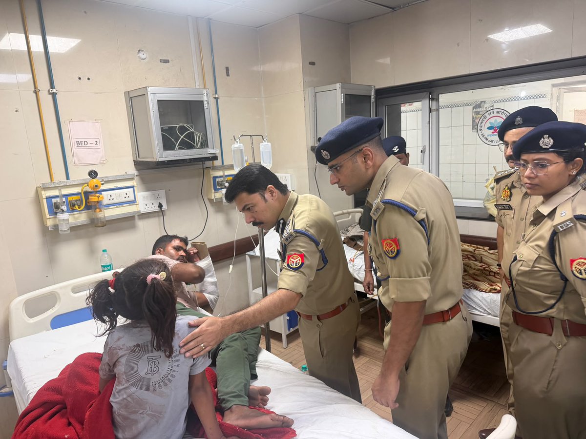 kanpurnagarpol's tweet photo. दिनांक 13.07.2026 को थाना महाराजपुर क्षेत्रांतर्गत नेशनल हाईवे पर स्कॉर्पियो वाहन की सड़क दुर्घटना की सूचना प्राप्त हुई। सूचना मिलते ही पुलिस तत्काल घटनास्थल पर पहुँची और राहत एवं बचाव कार्य कर सभी घायलों को उपचार हेतु हैलेट अस्पताल भेजा गया।
इस दुर्घटना में अब तक कुल 03 व्यक्तियों की मृत्यु हुई है, जिनमें 01 वयस्क एवं 02 बच्चे हैं, जबकि 09 अन्य व्यक्ति घायल हुए हैं। घायलों की स्थिति वर्तमान में सामान्य एवं खतरे से बाहर है तथा उनका समुचित उपचार कराया जा रहा है। मृतकों एवं घायलों के परिजनों को घटना की सूचना दे दी गई है।
प्रथम दृष्टया घायलों से प्राप्त जानकारी के अनुसार, सभी लोग हरियाणा से बिहार जा रहे थे। रात्रि के समय हाईवे पर एक ट्रक को ओवरटेक करने के दौरान स्कॉर्पियो वाहन आगे चल रहे ट्रक से टकरा गया, जिससे यह दुर्घटना हुई।
पुलिस द्वारा घटनास्थल का निरीक्षण किया गया है तथा दुर्घटना के सभी तथ्यों की जांच की जा रही है। इस संबंध में अभियोग पंजीकृत कर विधिक कार्रवाई प्रचलित है।
बाइट – अपर पुलिस आयुक्त, कानून एवं व्यवस्था, डॉ. विपिन ताडा
@Uppolice @dcpekanpur