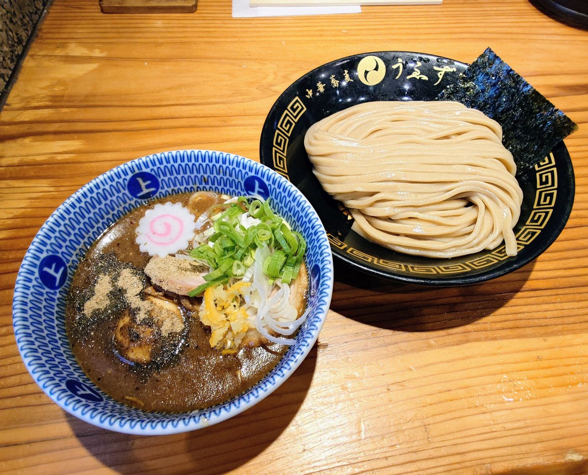 hory_ramen's tweet photo. 今日のランチは山梨県中巨摩郡中華蕎麦うゑずさんにてつけめん並+味玉。今日ははねだし桃を探しに勝沼、笛吹、御坂辺りまでドライブ。ランチは少し足を伸ばして5年ぶりのうゑずさんへ。昔のとみ田に近い濃厚な魚介豚骨つけ麺。目新しさは有りませんが安定感の有る美味しさです。
#中華蕎麦うゑず https://t.co/B8ZBRB87yJ