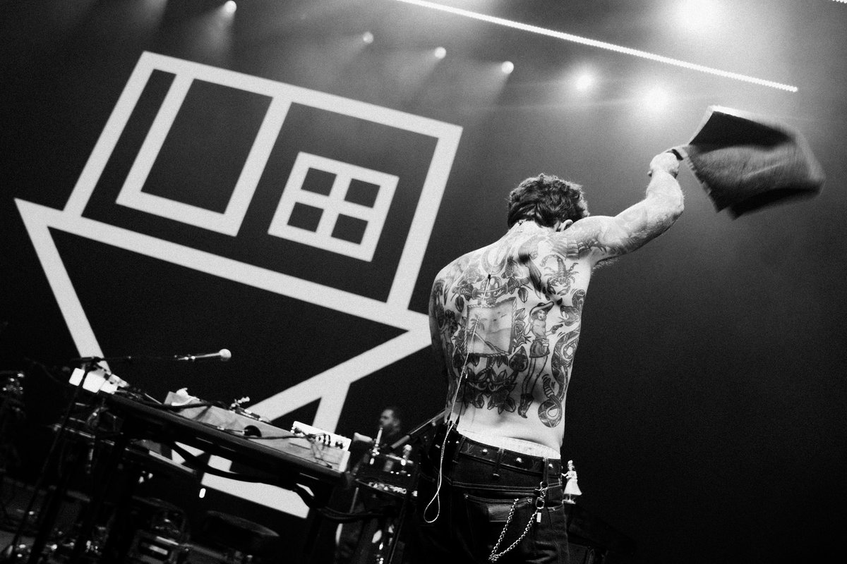 The Neighbourhood tweet media