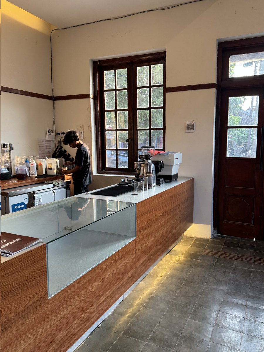 infotegal's tweet photo. Dulu tempat bimbel, sekarang jadi coffee shop baru di Slawi.
Sekapa House, berlokasi di Jalan Prof. Moh. Yamin, samping SMP Negeri 1 Slawi, tempat ini menawarkan suasana homey yang nyaman buat ngopi, kerja, atau ngobrol santai.
Sudah ada yang mampir?
#Tegal #Slawi #infotegal https://t.co/fDMwJ1XvAI