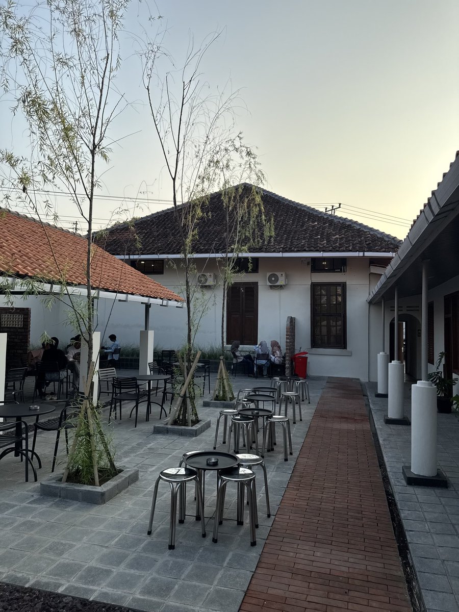 infotegal's tweet photo. Dulu tempat bimbel, sekarang jadi coffee shop baru di Slawi.
Sekapa House, berlokasi di Jalan Prof. Moh. Yamin, samping SMP Negeri 1 Slawi, tempat ini menawarkan suasana homey yang nyaman buat ngopi, kerja, atau ngobrol santai.
Sudah ada yang mampir?
#Tegal #Slawi #infotegal https://t.co/fDMwJ1XvAI