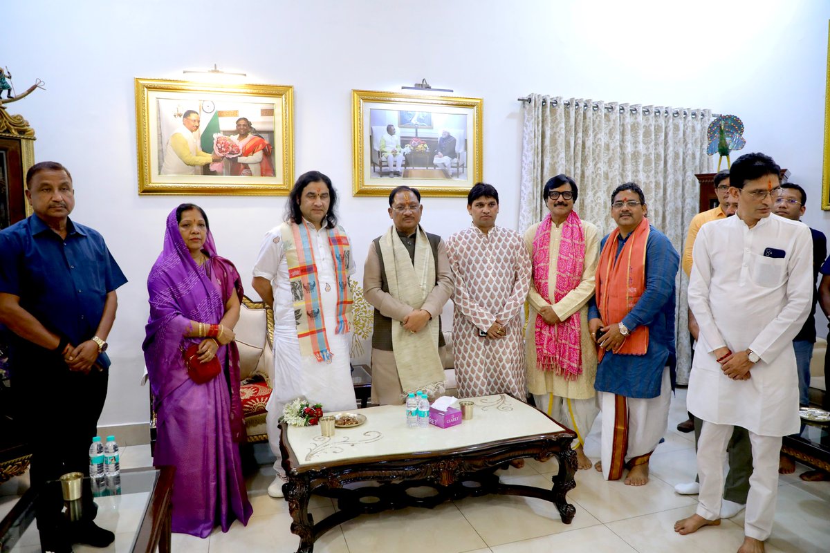 DN_Thakur_Ji's tweet photo. रायपुर में छत्तीसगढ़ के माननीय मुख्यमंत्री श्री विष्णु देव साय जी के निवास पर विष्णु ���ेव साय जी से आत्मीय एवं सौहार्दपूर्ण भेंट हुई।

इस पावन अवसर पर सनातन संस्कृति, समाजहित एवं राष्ट्रकल्याण से जुड़े विभिन्न विषयों पर सार्थक चर्चा हुई।

@vishnudsai 
#Chhattisgarh #Raipur https://t.co/R0AWOqUfjC