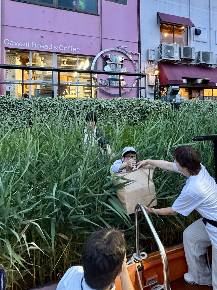 riverboatmizuha's tweet photo. 7/12に閉店したカワイイブレッド ＆ コーヒー。閉店前日のお忙しい中、最後のイベントで、岸辺からパンを受け取りました。亀島川を通るたびに眺めてきた、コーヒーとパンと亀のロゴが無くなるのはとても寂しいですが、いつかどこかで再会できることを信じています。12年間ありがとうございました。 https://t.co/vd8fyOxyFf
