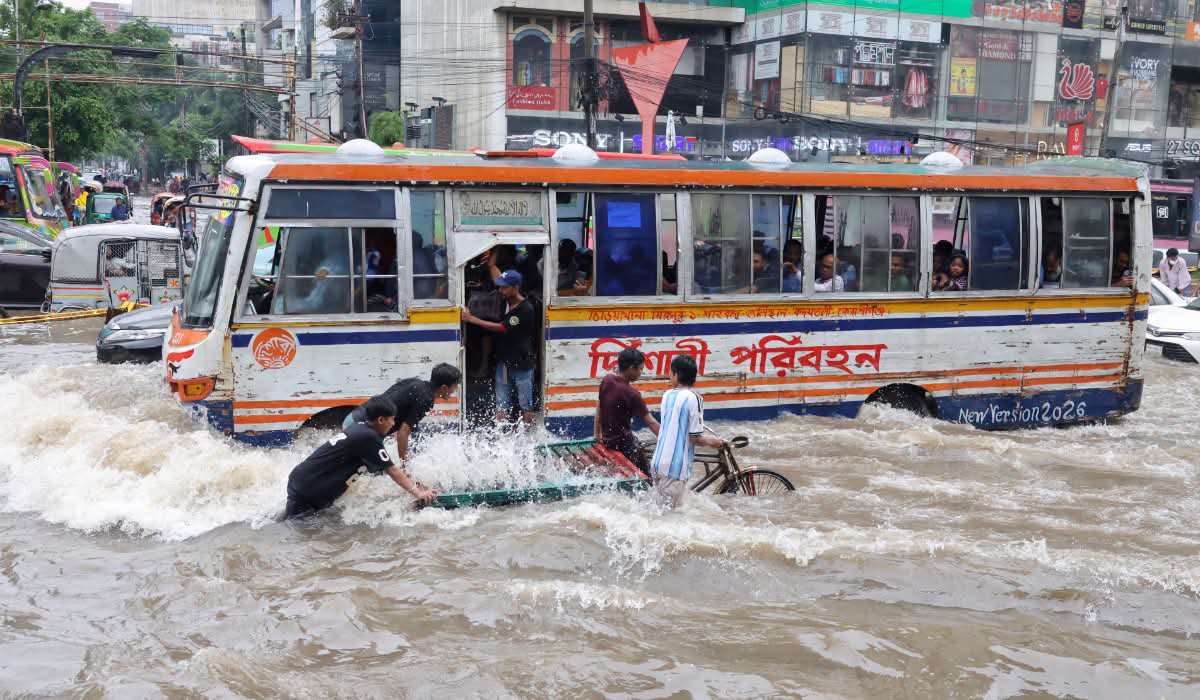 maneeshsaxena's tweet photo. Tragic scenes from Bangladesh as devastating monsoon rains trigger flash floods and landslides, claiming at least 50 lives. 
#Bangladesh #FlashFloods #Landslides #Monsoon #ClimateCrisis #Floods #Disaster #SouthAsia #BreakingNews #PrayForBangladesh https://t.co/Lf8ZWf2enn