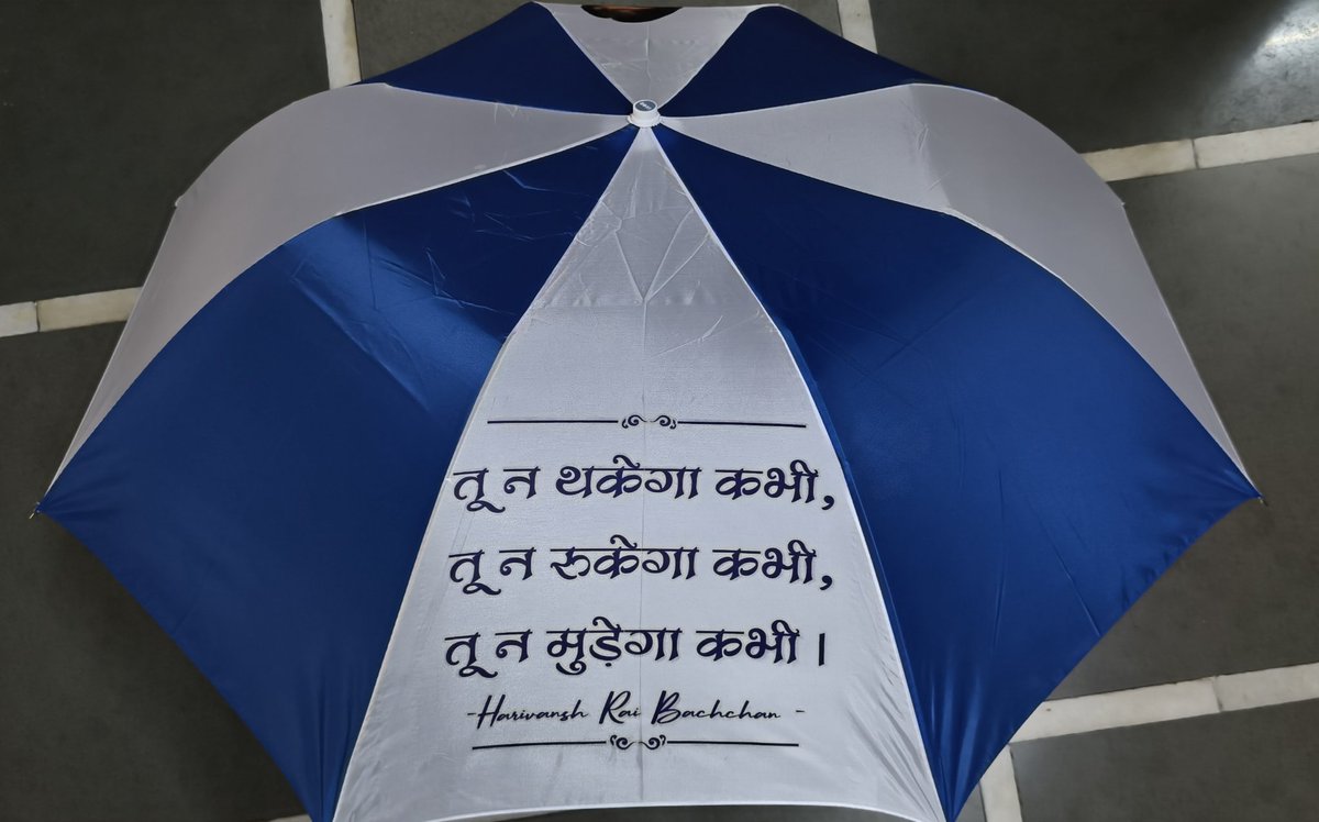 EFNilesh1212's tweet photo. Thank you, @SrBachchan  Sir, for your thoughtful gift of the beautiful umbrella for this monsoon.Your love and care for your Extended Family &amp; fans make every Sunday Darshan even more special. 
Grateful always. 🙏❤️
Stay Healthy Stay Happy.🤗😍🌹
#AmitabhBachchanExtendedFamily https://t.co/zGVjL6b9qp