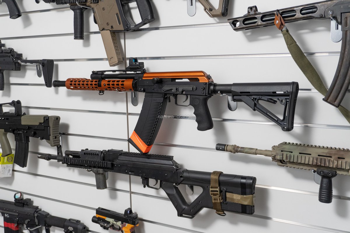 naniwa_airsoft's tweet photo. 手狭になって解体するかもしれないのでコレクションルームの供養。
壁をグレーに巾木を白に塗ってアメリカ風に。
ガンラックは壁面に直付けと迷ったけどタルコフが当時このタイプのガンラック実装したので同じようなスラットウォールを探して来て設置。 https://t.co/Ssf1fTzXSw