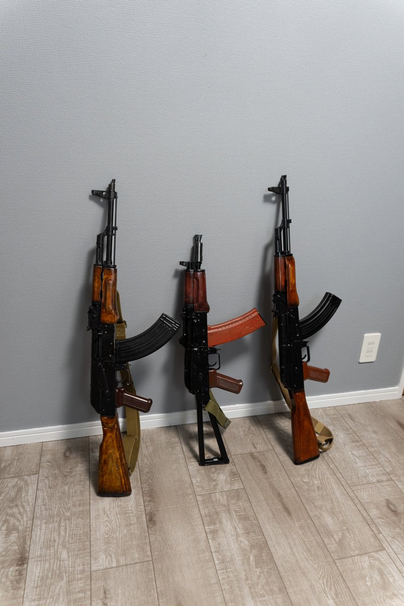 naniwa_airsoft's tweet photo. 手狭になって解体するかもしれないのでコレクションルームの供養。
壁をグレーに巾木を白に塗ってアメリカ風に。
ガンラックは壁面に直付けと迷ったけどタルコフが当時このタイプのガンラック実装したので同じようなスラットウォールを探して来て設置。 https://t.co/Ssf1fTzXSw