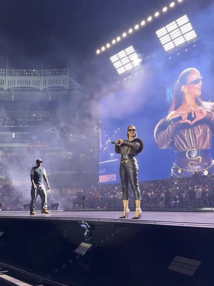 TeamOfRihanna's tweet photo. Rihanna on stage with Jay-Z for his show in NYC. 🎤 https://t.co/mFQ1idQMAy