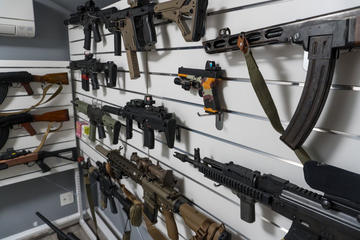 naniwa_airsoft's tweet photo. 手狭になって解体するかもしれないのでコレクションルームの供養。
壁をグレーに巾木を白に塗ってアメリカ風に。
ガンラックは壁面に直付けと迷ったけどタルコフが当時このタイプのガンラック実装したので同じようなスラットウォールを探して来て設置。 https://t.co/Ssf1fTzXSw