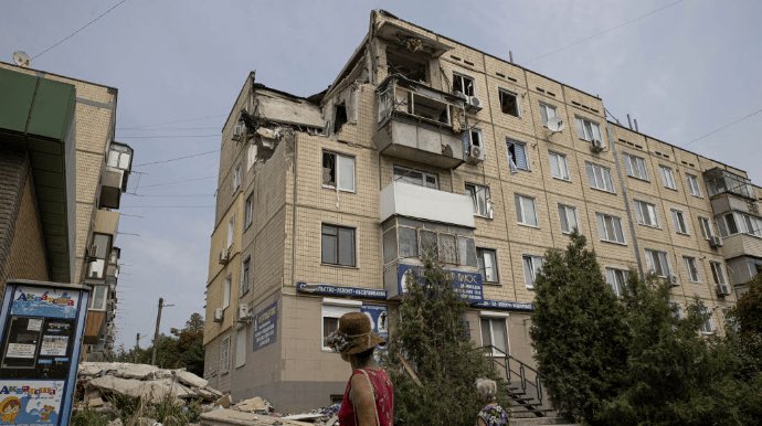 ukrainesinger's tweet photo. 💔 Nikopol. A Ukrainian city right across from a nuclear power plant and home to one of the largest metallurgical plants in Europe. For 4 years, it has faced daily Russian shelling and drone attacks. Yet, life goes on—people stay, and the factories keep operating under fire. https://t.co/D9RR3NjmRz