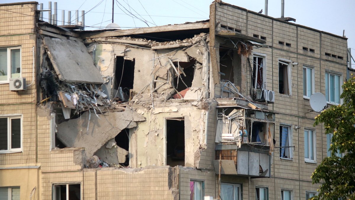 ukrainesinger's tweet photo. 💔 Nikopol. A Ukrainian city right across from a nuclear power plant and home to one of the largest metallurgical plants in Europe. For 4 years, it has faced daily Russian shelling and drone attacks. Yet, life goes on—people stay, and the factories keep operating under fire. https://t.co/D9RR3NjmRz