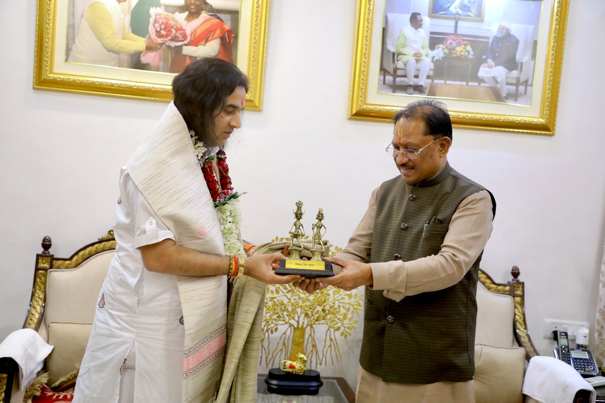 DN_Thakur_Ji's tweet photo. रायपुर में छत्तीसगढ़ के माननीय मुख्यमंत्री श्री विष्णु देव साय जी के निवास पर विष्णु ���ेव साय जी से आत्मीय एवं सौहार्दपूर्ण भेंट हुई।

इस पावन अवसर पर सनातन संस्कृति, समाजहित एवं राष्ट्रकल्याण से जुड़े विभिन्न विषयों पर सार्थक चर्चा हुई।

@vishnudsai 
#Chhattisgarh #Raipur https://t.co/R0AWOqUfjC
