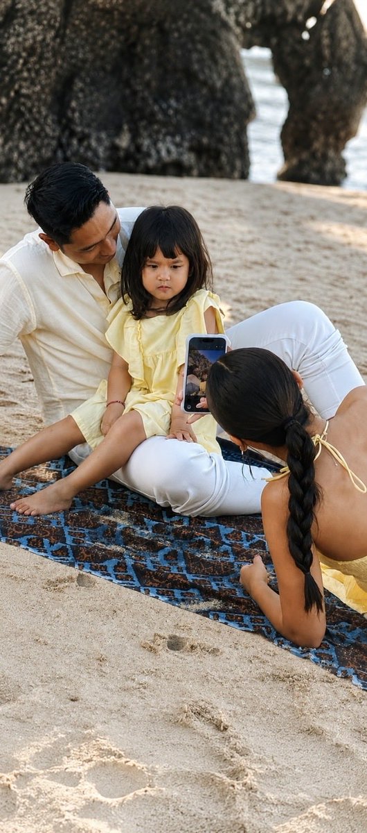 Chamomiletea96's tweet photo. Sena with His two Prengat-prengut girl, mana mukanya nyureng-nyureng persis dia sendiri lagi. 1 aja pusing ya Pak? ini ketambahan 1 lagi ganci nya😭😭🏳️🏳️🤸🏻🤸🏻
#TerikatJanji https://t.co/H5MFVBXFL4