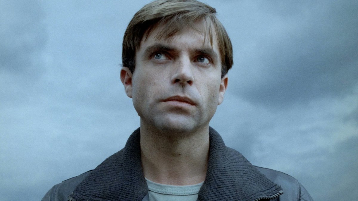 PhenomenaExp's tweet photo. Sam Neill falleció esta madrugada a los 78 años.

De la larga lista de películas y series de TV en las que actuó, destacan, entre otras, Mi brillante carrera (My Brilliant Career), La posesión (Possession), Reilly: As de espías (Reilly, Ace of Spies), Calma total (Dead Calm),⬇️ https://t.co/KwR3T7m4aC