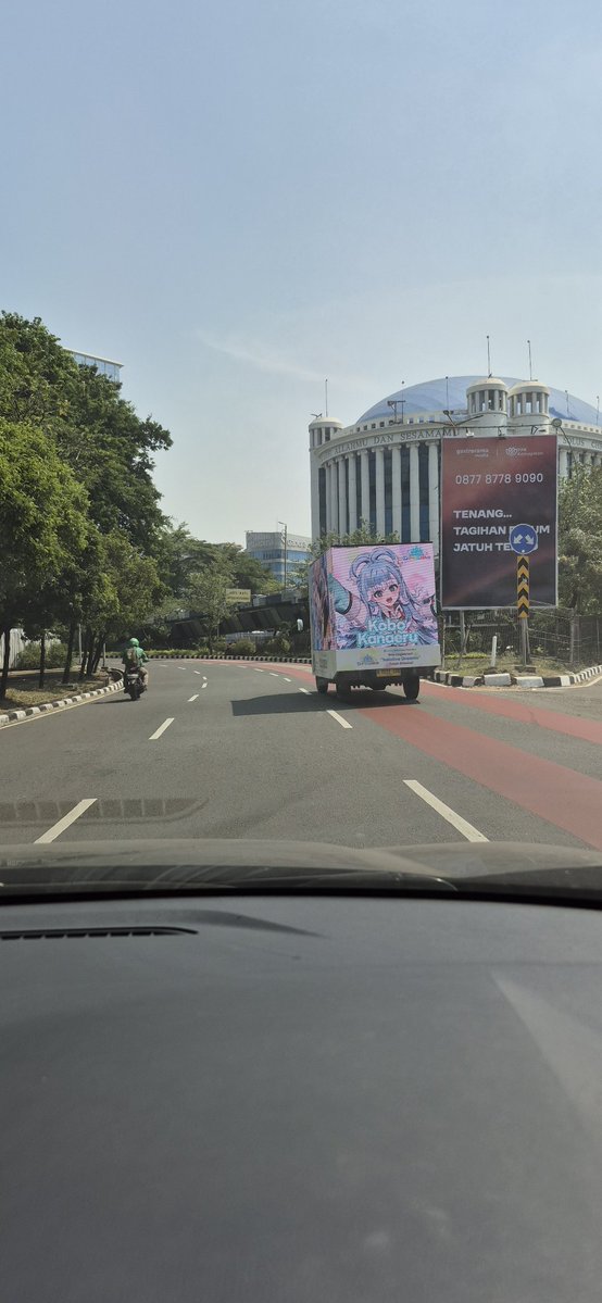 Disckord's tweet photo. Terlihat Adtruck Kobo melintasi area Kemayoran dekat kantor BMKG.
Sepertinya Kobo akan direkrut badan Rekayasa Cuaca ya gaes ya, dengan mantra hujannya.

Padahal diriku sibuk kerja eh malah Kobo yang nyamperin ke daerah kerjaanku hahaha

Mari2 yang nyari~
#Kobokerz 
@ridwanarvi https://t.co/b6sEdYe206