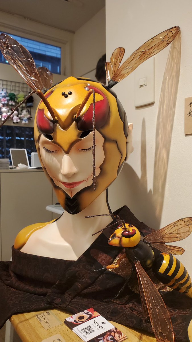 point6G's tweet photo. 明日まで展示の【蜂姫】の背中。怪人だよなぁ～

あ、皆さん誤解されていたのですが、これ仮面です。

百鬼夜行　【第二夜】妖怪一座
7月10日(金)～14日(火)
13時～18時(最終17時)
メゾンドネコ(京橋) https://t.co/AudMJND2Lf