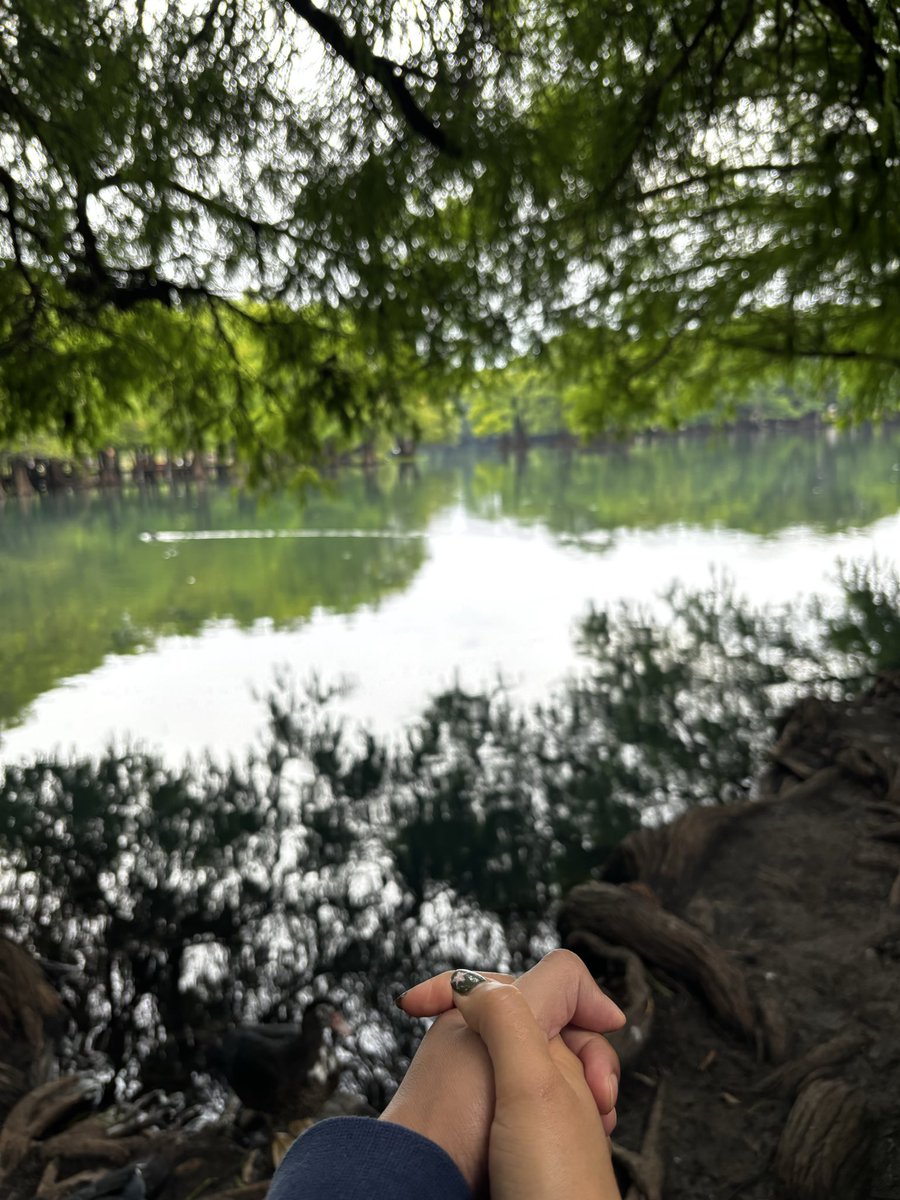 aztlanazar's tweet photo. Cuando empecé a hablar con Iván, le dije que lo invitaba a mi casa y a conocer el lago. Hoy no solo me acompaña en momento difíciles, sino también a pasar la tarde en mi Camecuarito. Agradezco cada momento con mi persona favorita. ❤️ https://t.co/MiePQHXXmR