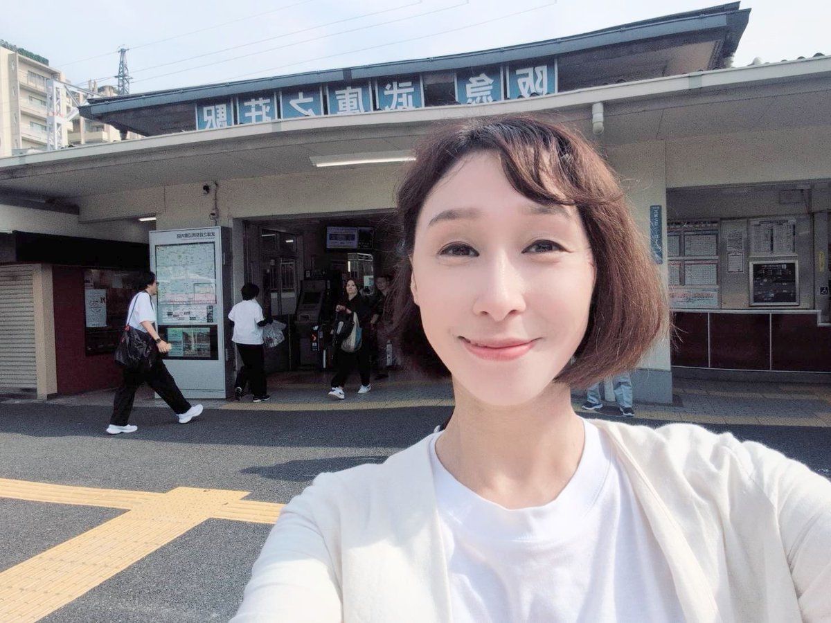 uikohasegawa's tweet photo. 諦めない！こういう時こそコツコツ地域で活動！今日は阪急武庫之荘で朝のごあいさつ。午前中は山��太郎代表の辞任や党の今後について、私が分かる範囲で支持者のみなさんにご説明しつつ、ポスターを貼り替えました。午後は事務所で行う缶バッジ教室のチラシをボラさんが学校前で配布してくれました！ https://t.co/7FPr1xF7fB