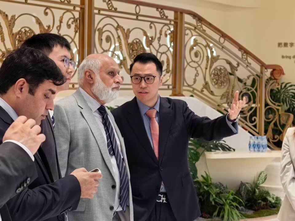 DrNiazAhmadSI's tweet photo. Yesterday, visited @Huawei’s R&D Campus in Shanghai alongside Huawei CEO and held productive discussions on innovation, emerging technologies, and future opportunities for collaboration between Huawei and Pakistan’s higher education sector.

The visit provided valuable insights into Huawei’s world-class research and development ecosystem, with discussions focusing on Artificial Intelligence, digital transformation, advanced ICT, academia-industry collaboration, research partnerships, and talent development. 

Reaffirmed HEC’s commitment to fostering strategic partnerships that strengthen innovation and create greater opportunities for Pakistani universities, researchers and students.