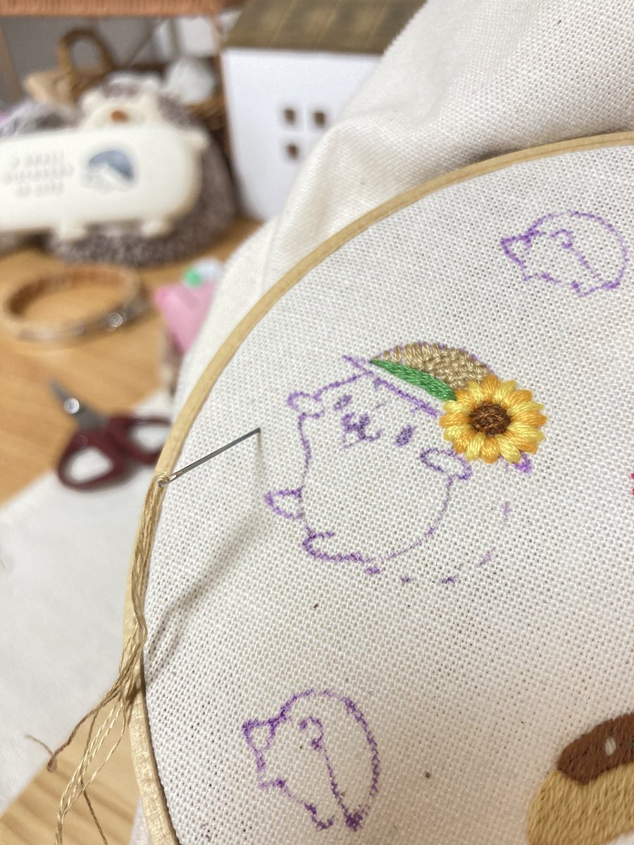 buffet_l_a's tweet photo. とってもお久ぶりに麦わら帽子を
刺繍しているのですが…
こんなに難しかったっけ！？笑💦
さすがに細かすぎて見えないので、
メガネをかけます(-□д□-)🙌

#ハリネズミ #手刺繍 https://t.co/ZBfa60wVlk