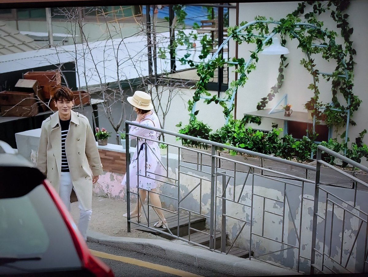 protoncocoasik's tweet photo. 昨日は帰国日だったけど午前中に「力の強い女 ト・ボンスン」のロケ地「ボンスンの家」に行ってきました😊 今は「Toy Shop」と書いてあります😊 だいぶ雰囲気は変わっていますが、階段と柵は昔の雰囲気です😊
#パクヒョンシク #박형식 #ParkHyungSik #朴炯植 #SIKcretDay  #駱山公園 https://t.co/Vy65qUDYDF