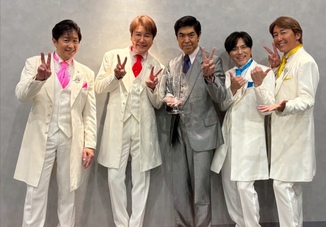 BOSS_YUTAROU's tweet photo. 立川にて！
活躍中新生ハッピー&amp;ブルーメインボーカル宍戸まさる歌手生活20 周年！やっぱり、昭和歌謡、ムード歌謡スゴイわ！
会場も素晴らしい方ばかり😄
終始ノリノリで最高ハッピーな時間でした！
佐藤珠緒さんも久々に！
会場の皆さん、スタッフさん、
メンバー有難う！
まーちゃん、おめでとう㊗️ https://t.co/DefU49rTAi