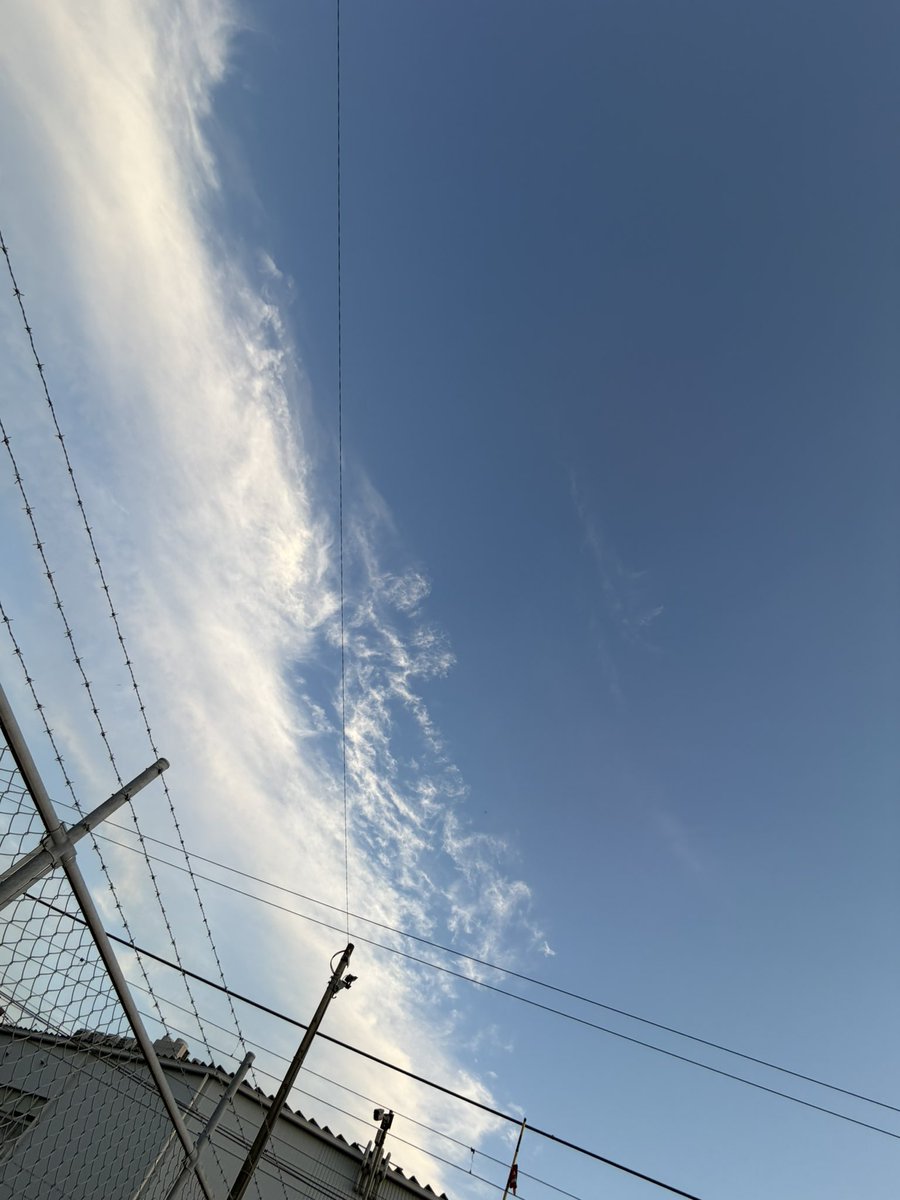 re_ko3's tweet photo. 今朝の空。
朝から暑い💦
空は綺麗✨️
今日は休憩後の仕事に夢中になってたら、時間忘れて💦
慌てて切り上げ、ズボンだけ着替えて帰ってきました💦
電車に間に合いホッとしました。
最近は仕事の後はポテチ食べたくなるので、買って帰りました。
クーポンで20円引きだった✌️ https://t.co/NkueaGU5w7
