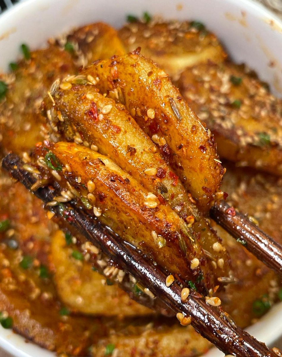 Hnippel1's tweet photo. Crunchy fried potato skewers with spicy cumin, perfect for a cool evening walk! ， https://t.co/Q24zitcuh8